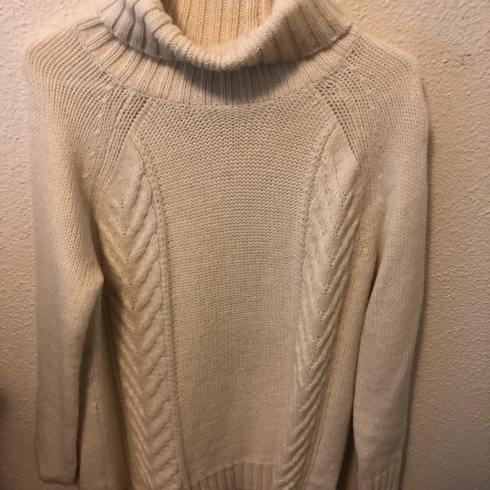 American eagle creme sweater